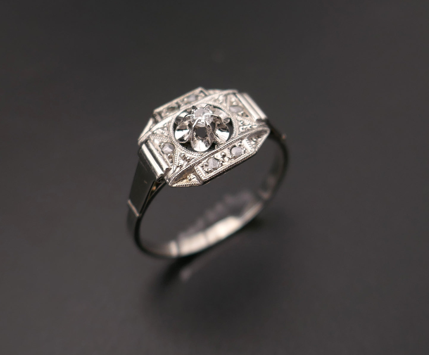 Bague Art Déco diamants, or et platine.