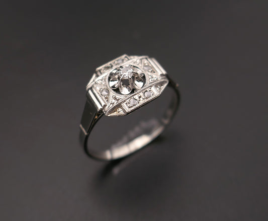 Bague Art Déco diamants, or et platine.