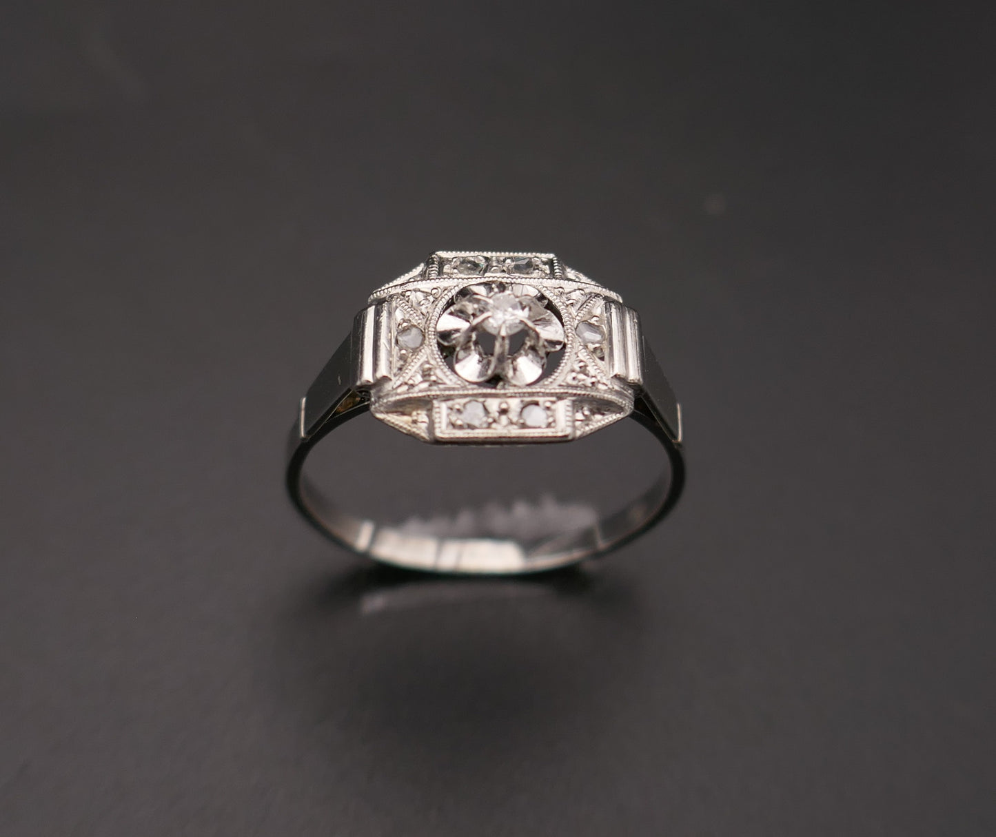 Bague Art Déco diamants, or et platine.