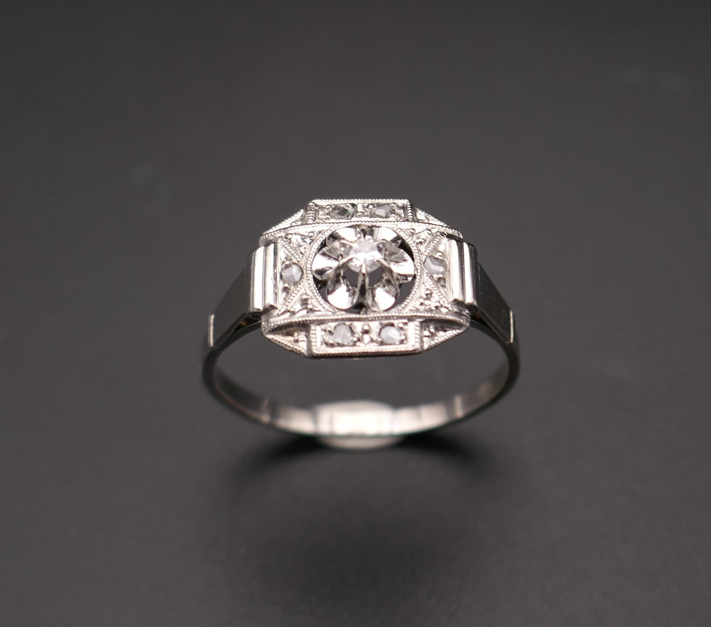 Bague Art Déco diamants, or et platine.