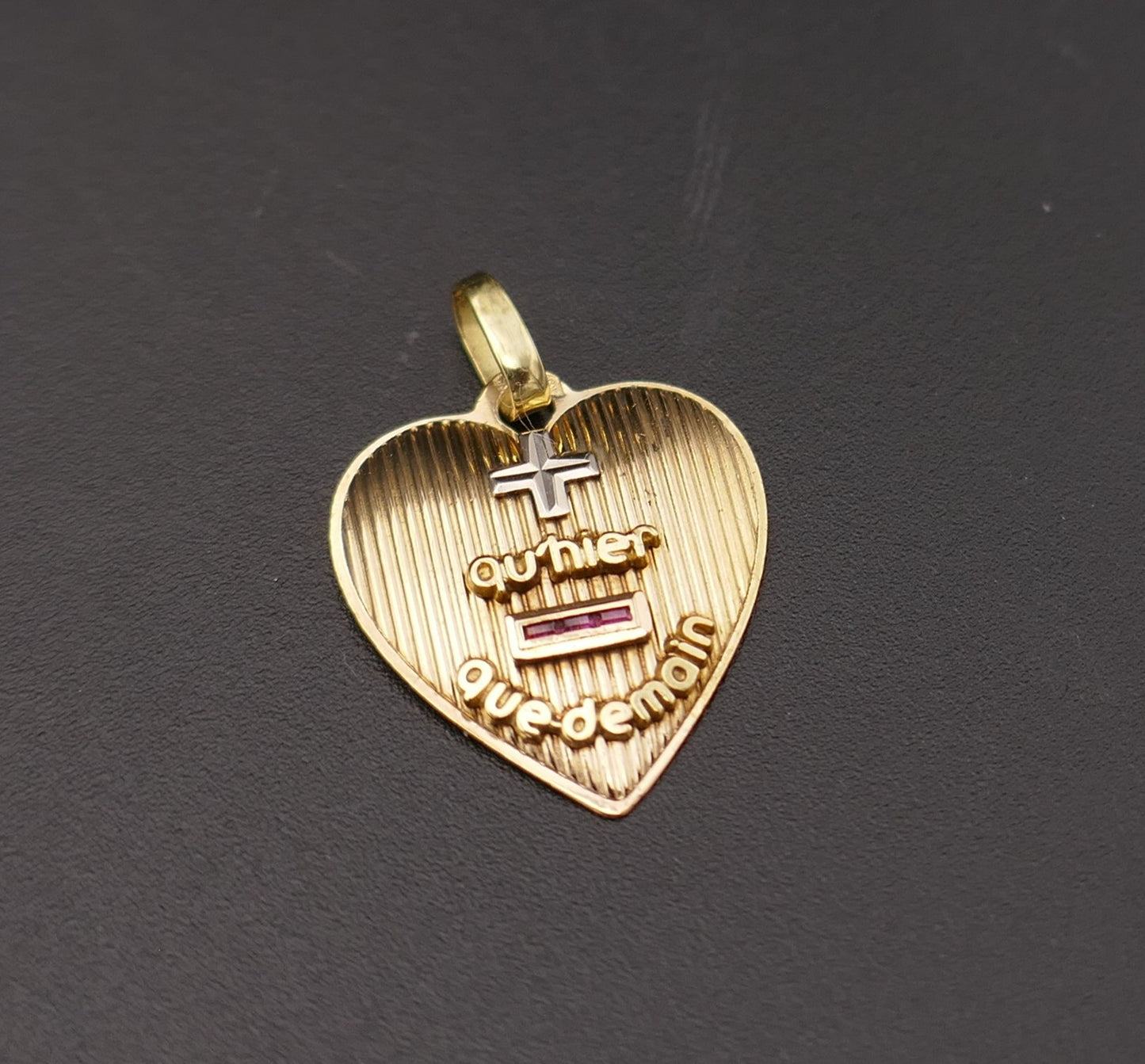 Augis, grand pendentif coeur, or 18 carats.