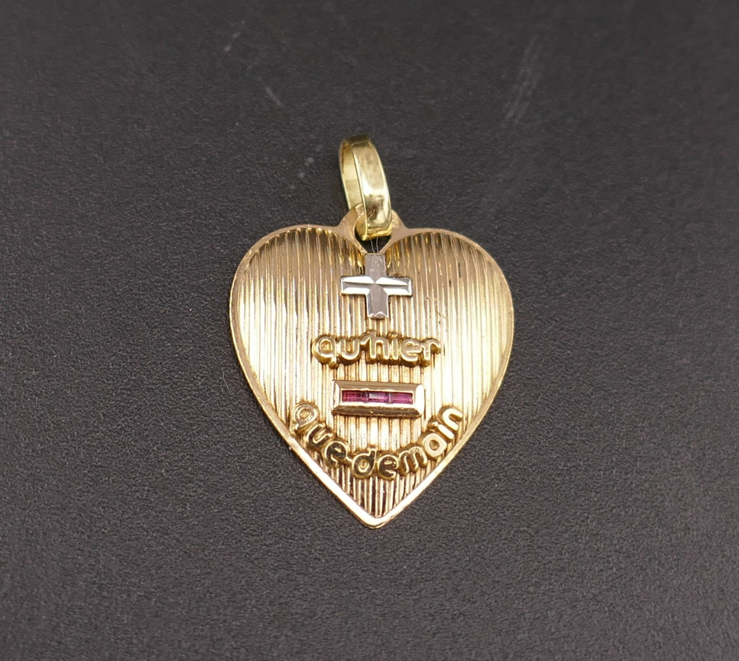Augis, grand pendentif coeur, or 18 carats.