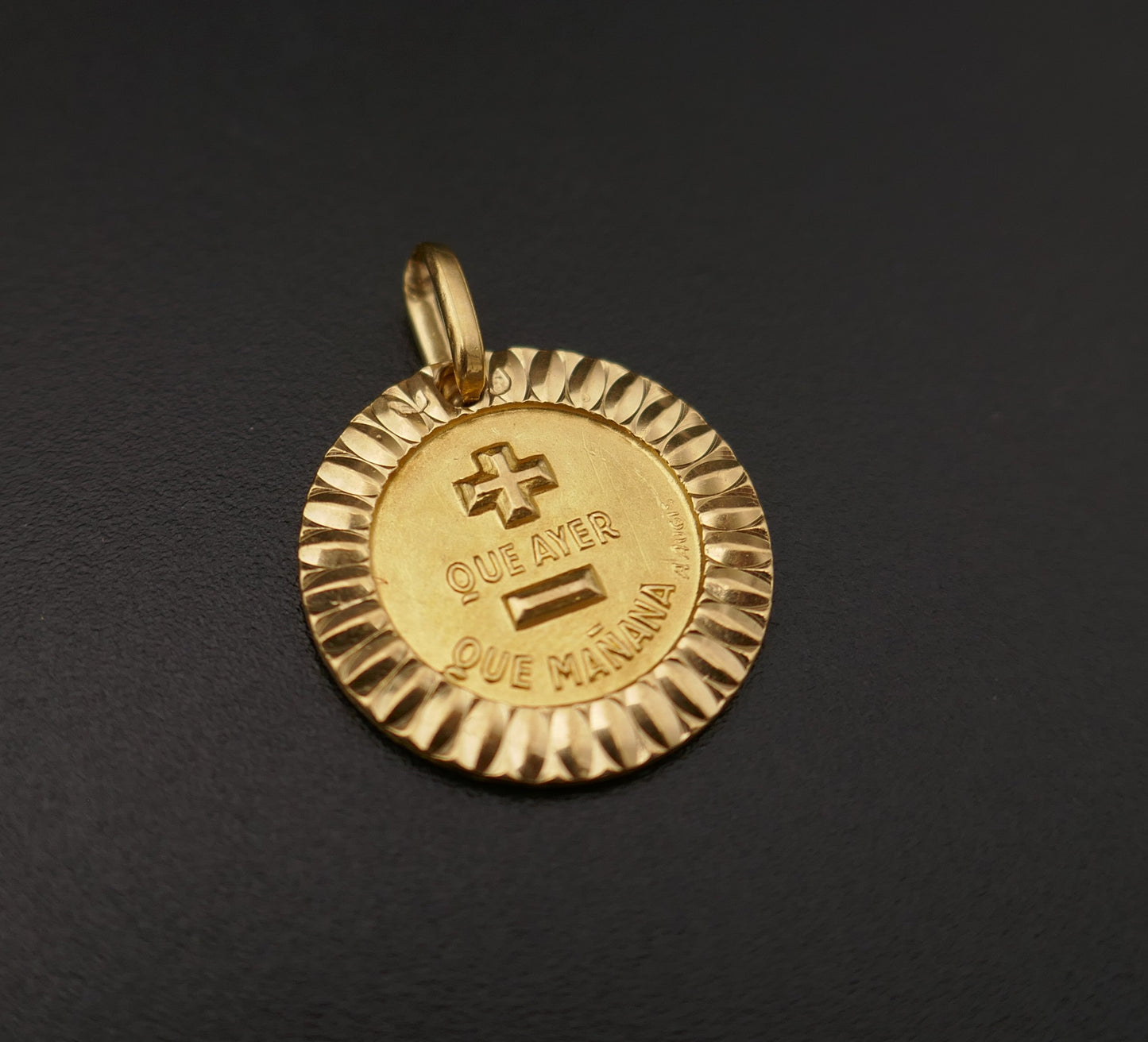 Rare version espagnole de la médaille Augis, double face, or jaune 18 carats.