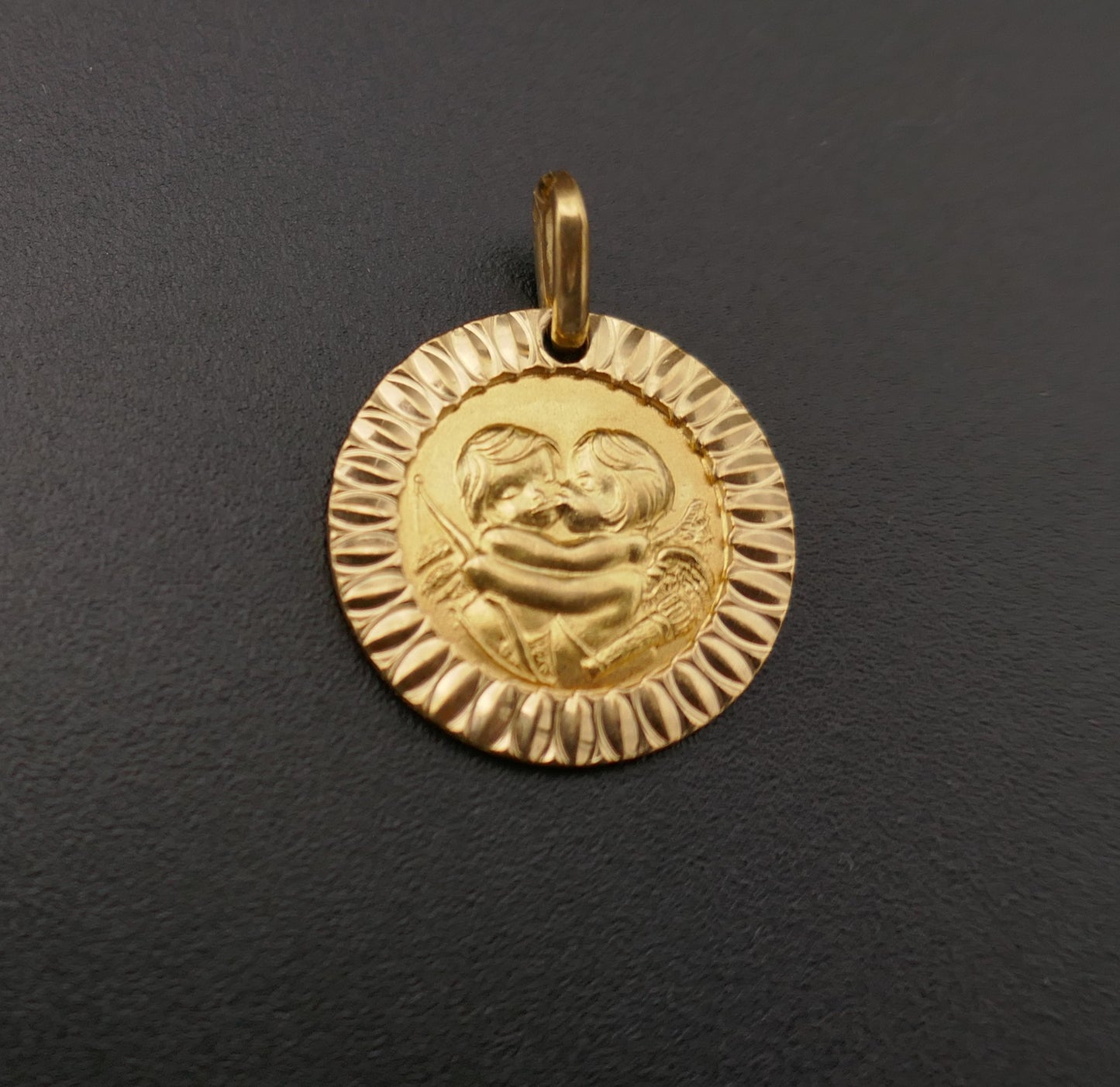 Rare version espagnole de la médaille Augis, double face, or jaune 18 carats.