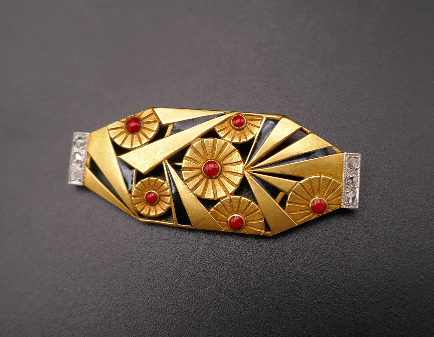 Broche plaque Art Déco, corail, onyx et diamants. Platine et or 18 ct.