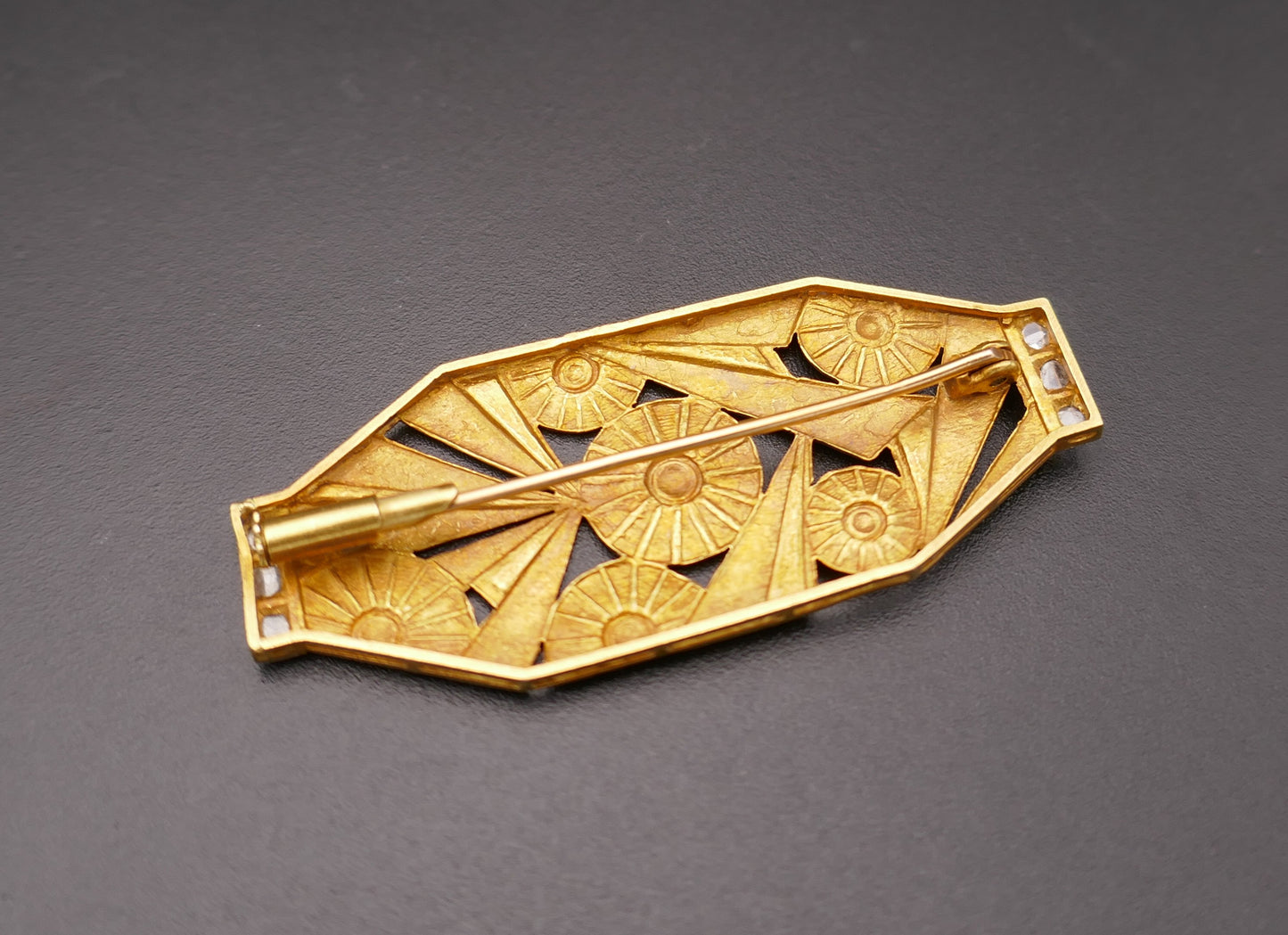 Broche plaque Art Déco, corail, onyx et diamants. Platine et or 18 ct.