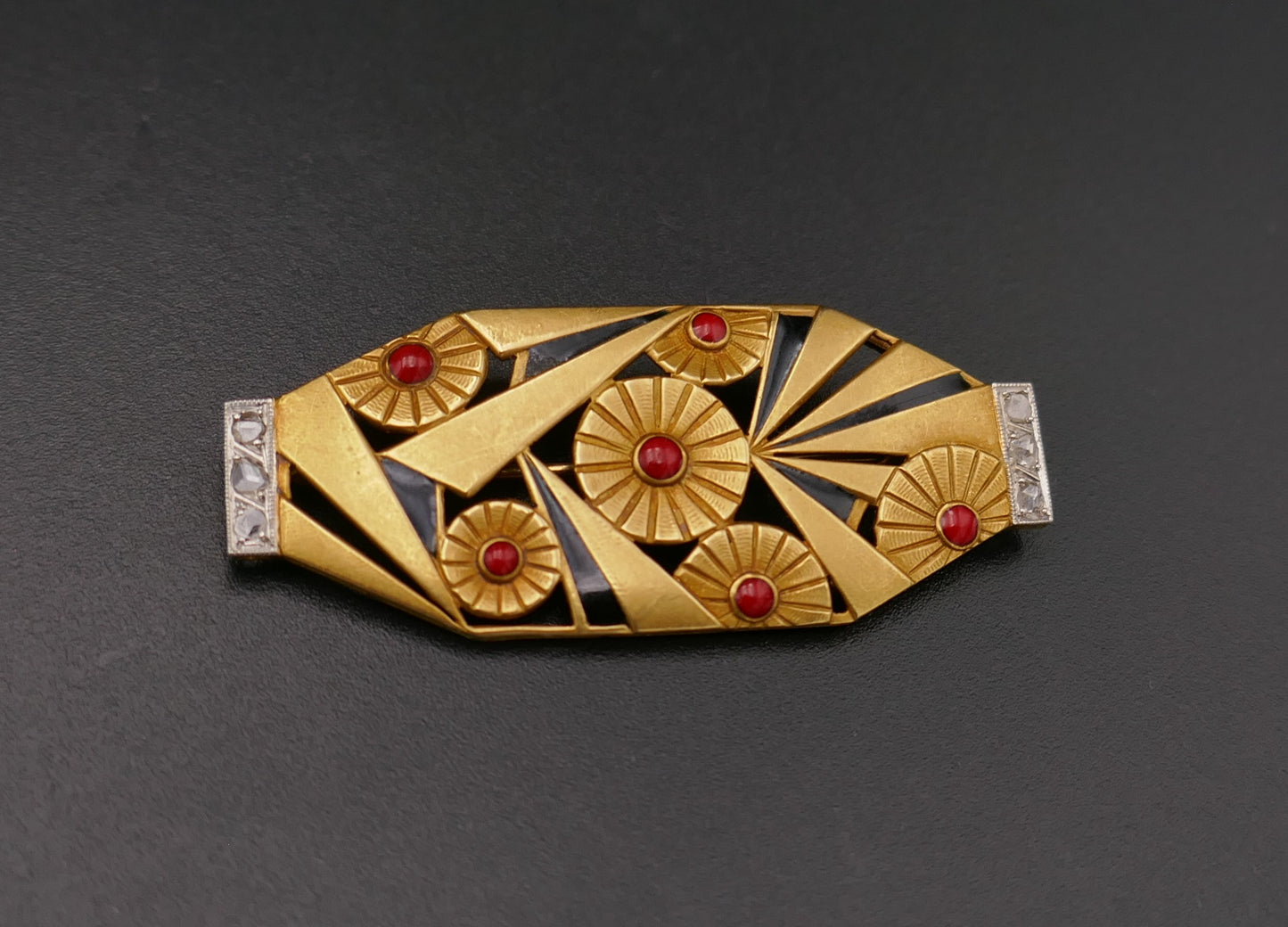 Broche plaque Art Déco, corail, onyx et diamants. Platine et or 18 ct.