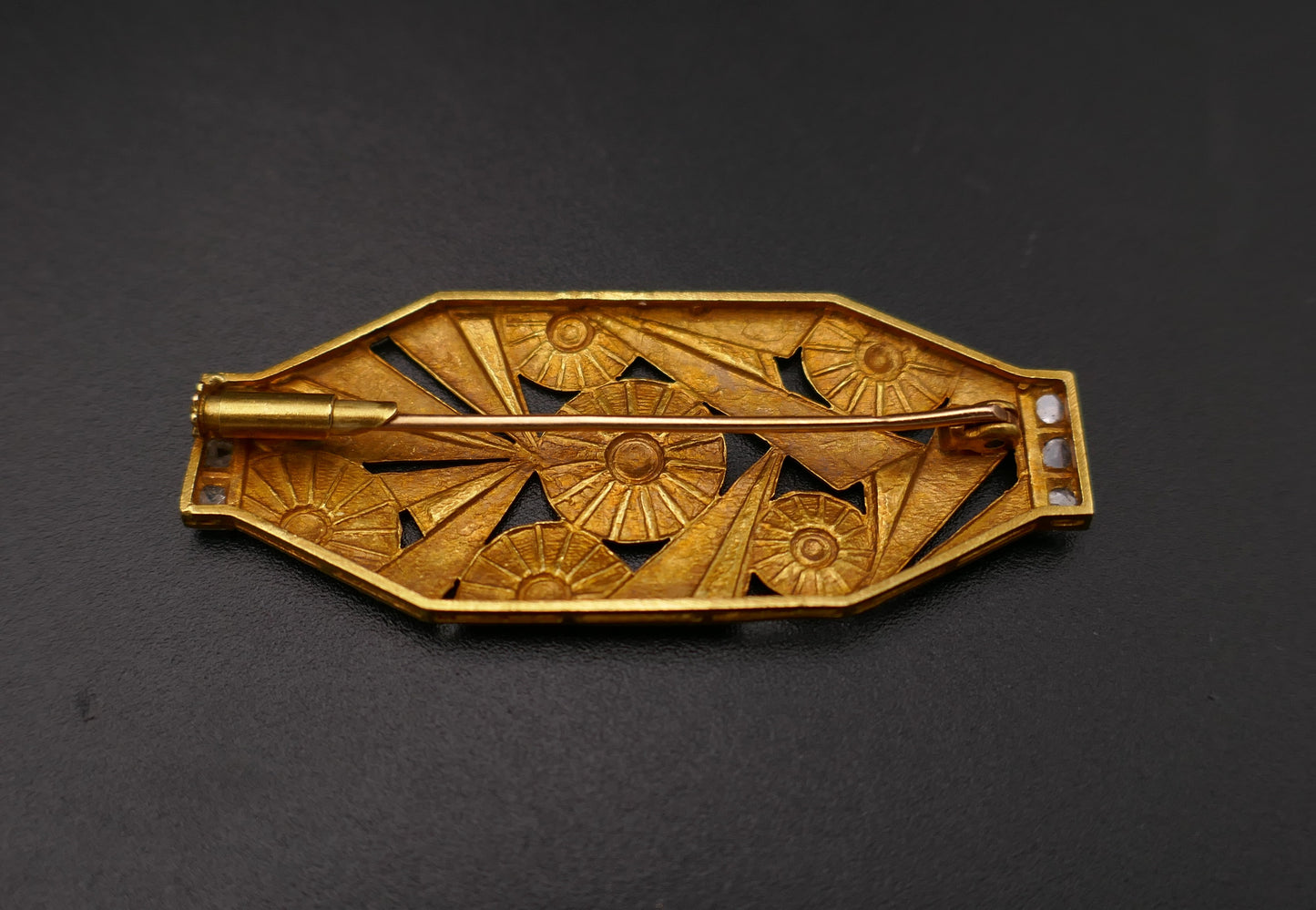 Broche plaque Art Déco, corail, onyx et diamants. Platine et or 18 ct.