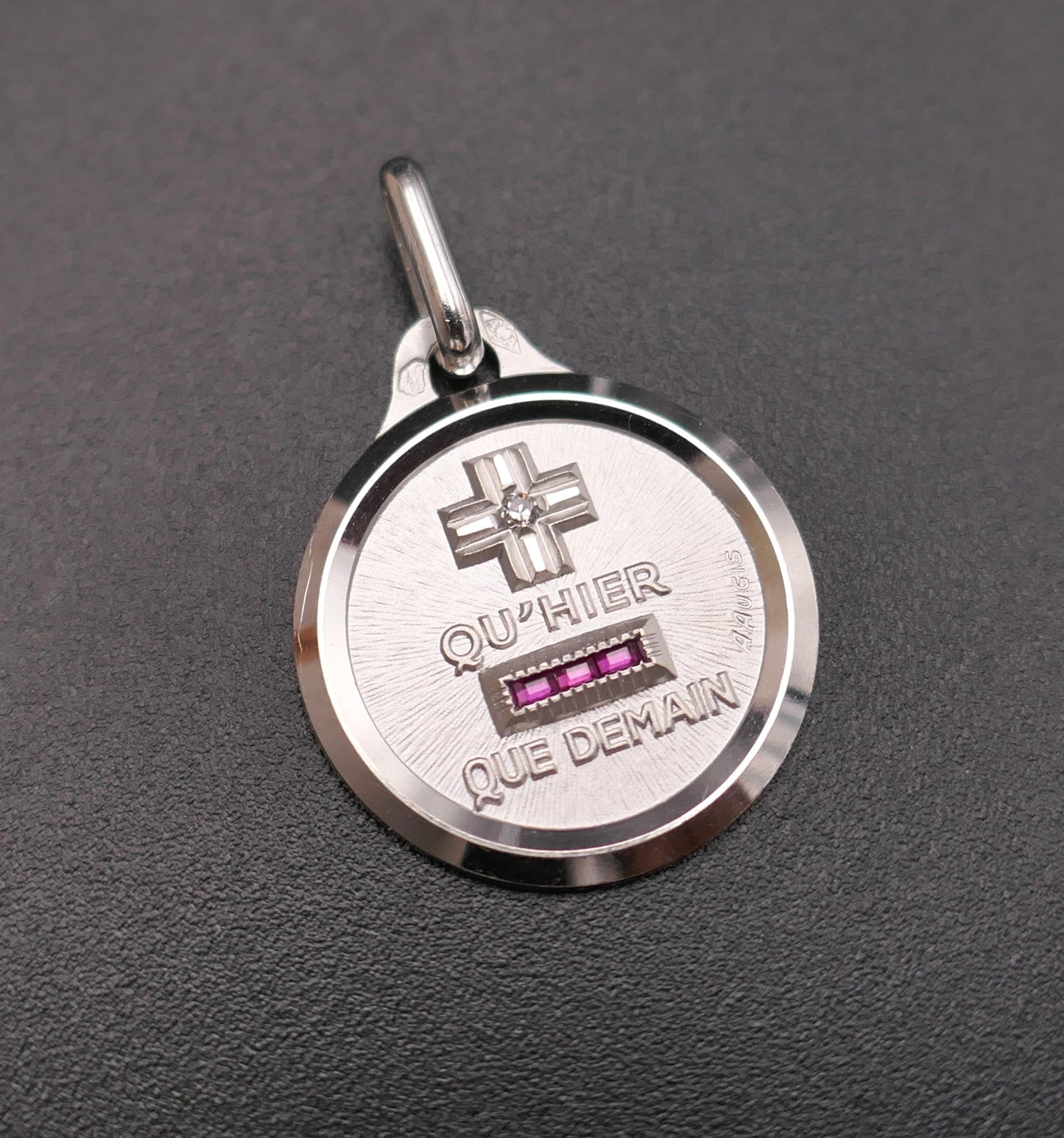 Augis Médaille d'Amour, diamant et rubis calibrés, Or Blanc 18 Carats.