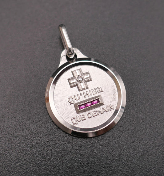 Augis Médaille d'Amour, diamant et rubis calibrés, Or Blanc 18 Carats.