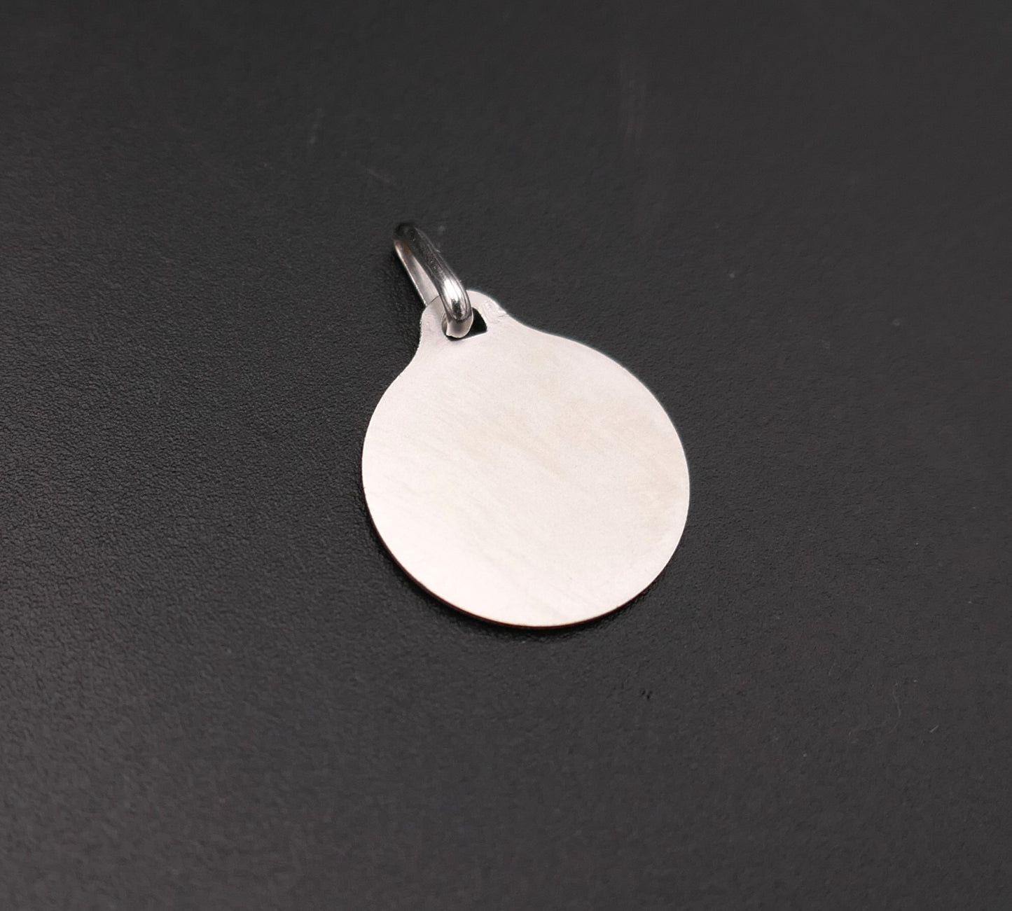 Augis Médaille d'Amour, diamant et rubis calibrés, Or Blanc 18 Carats.