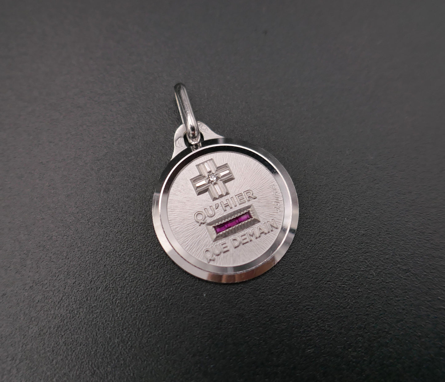 Augis Médaille d'Amour, diamant et rubis calibrés, Or Blanc 18 Carats.