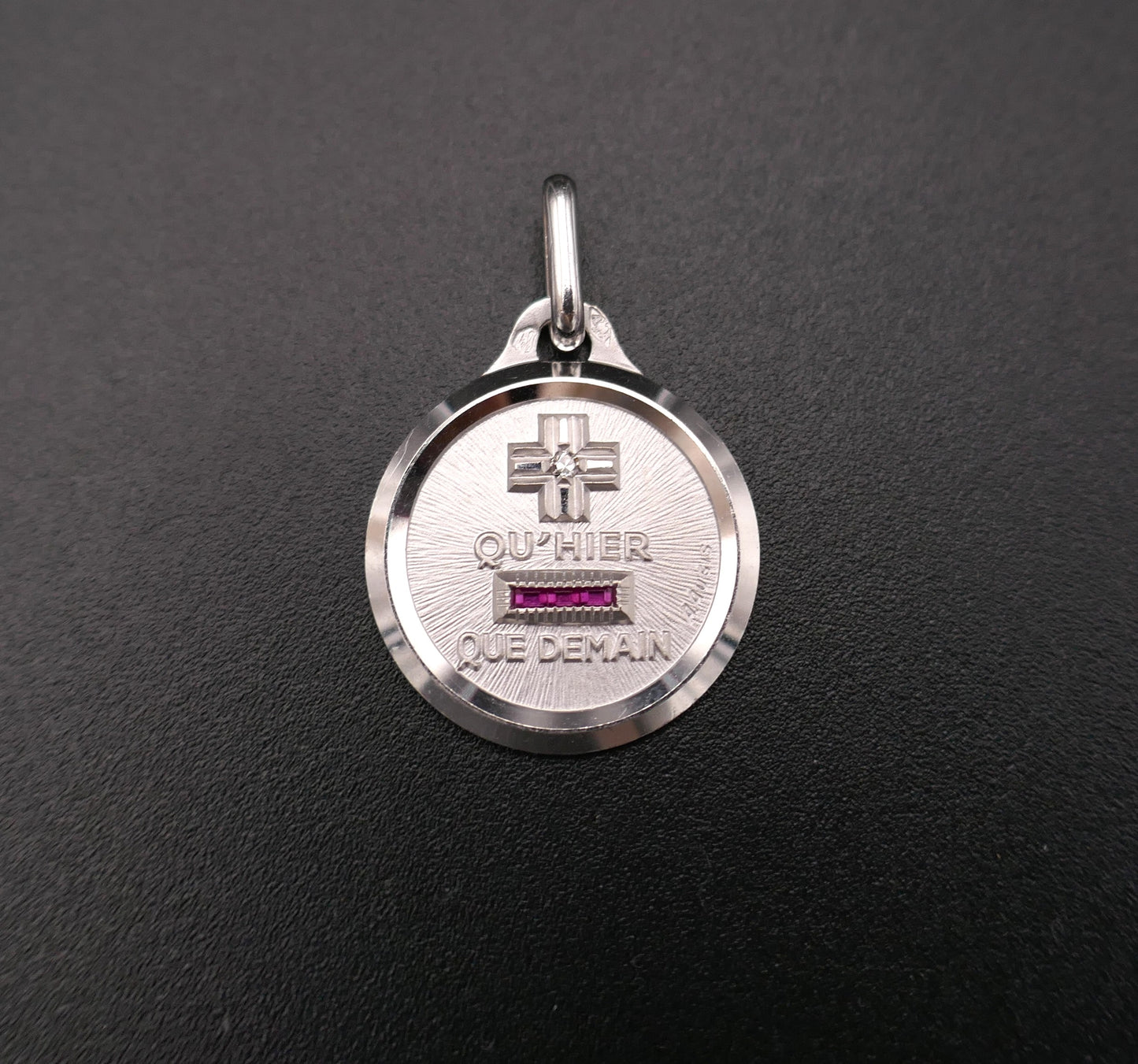 Augis Médaille d'Amour, diamant et rubis calibrés, Or Blanc 18 Carats.