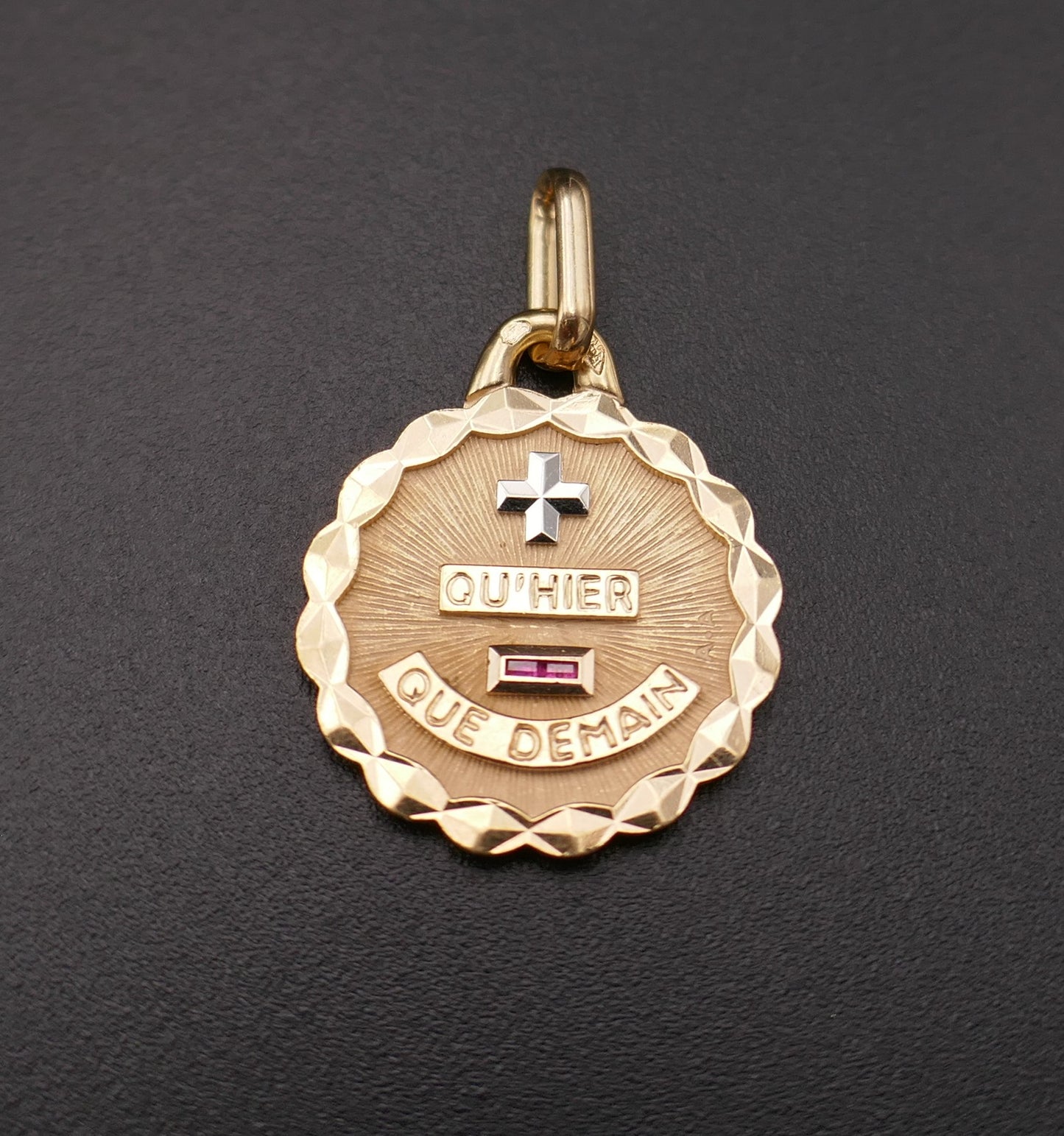 Augis Médaille d'Amour Et Rubis, Or 18 Carats.