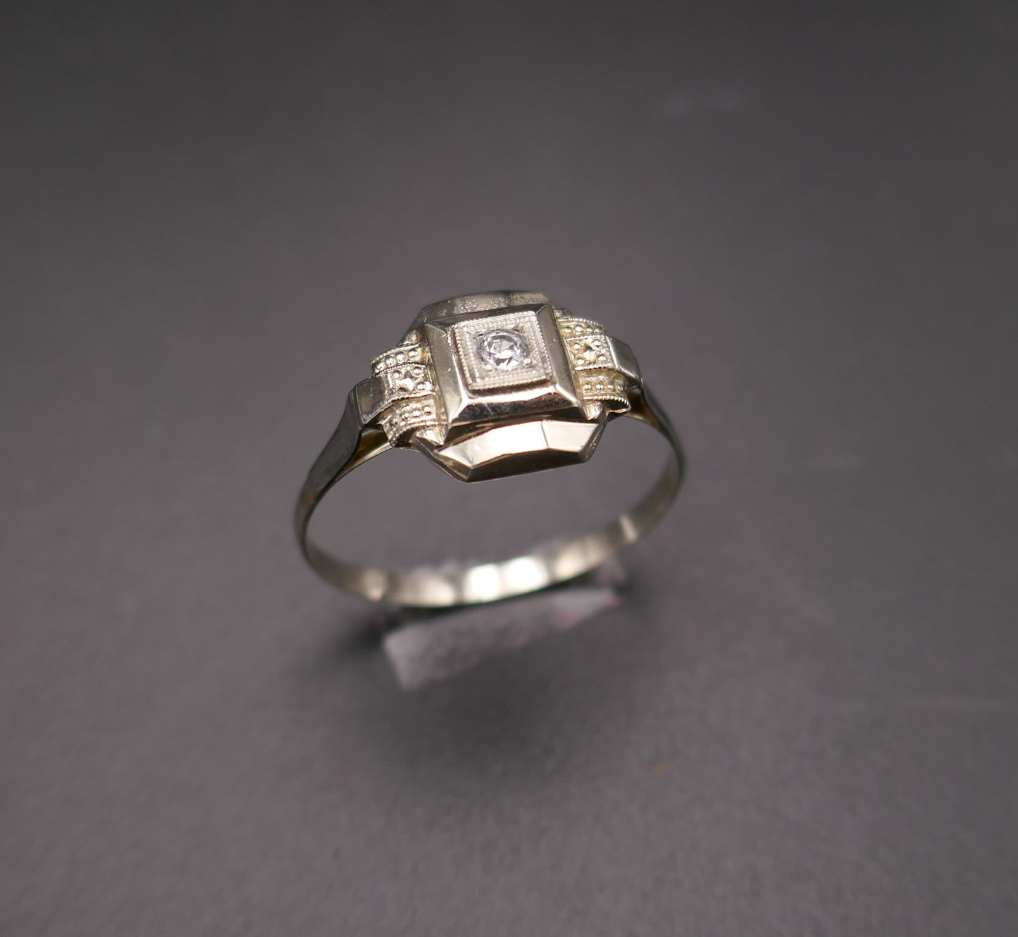 Bague Art Déco diamant, or 18 carats.