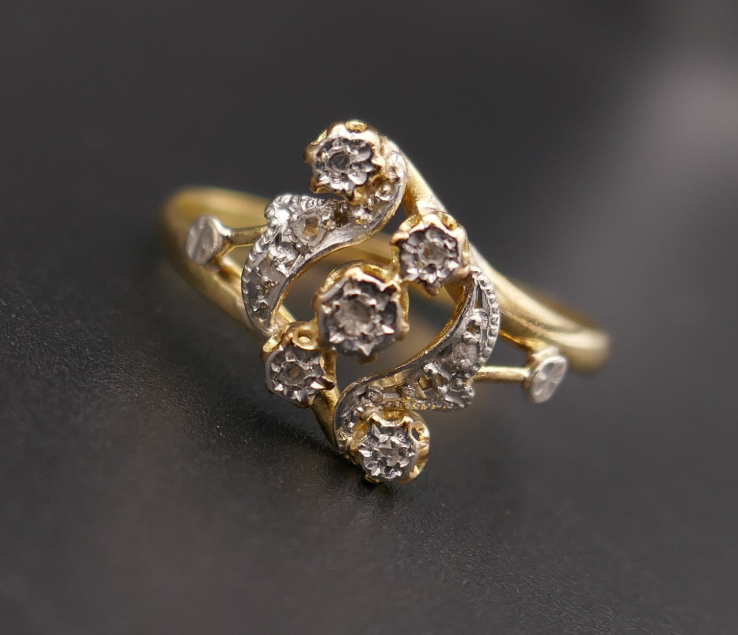 Bague ancienne diamants taille rose, poinçon tête de cheval, or 2 tons 18 carats.