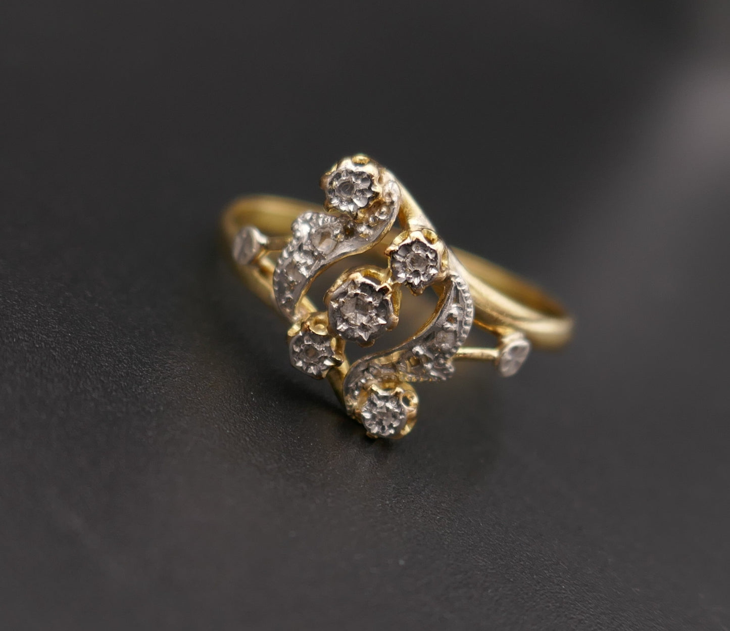 Bague ancienne diamants taille rose, poinçon tête de cheval, or 2 tons 18 carats.