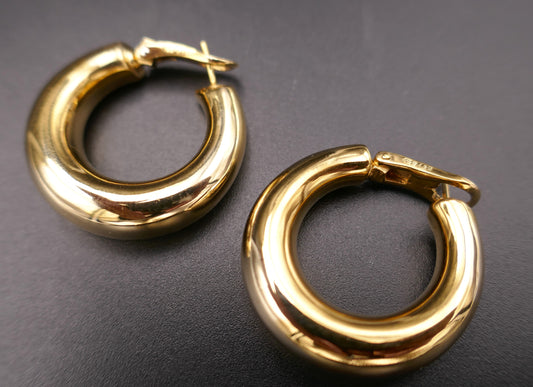 CHAUMET Boucles d'oreilles créoles, collection " Anneau" , or jaune 18 carats.