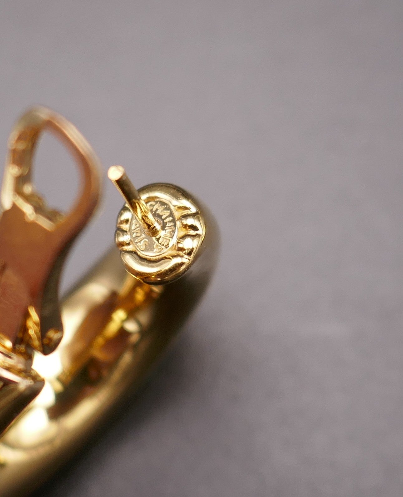 CHAUMET Boucles d'oreilles créoles, collection " Anneau" , or jaune 18 carats.