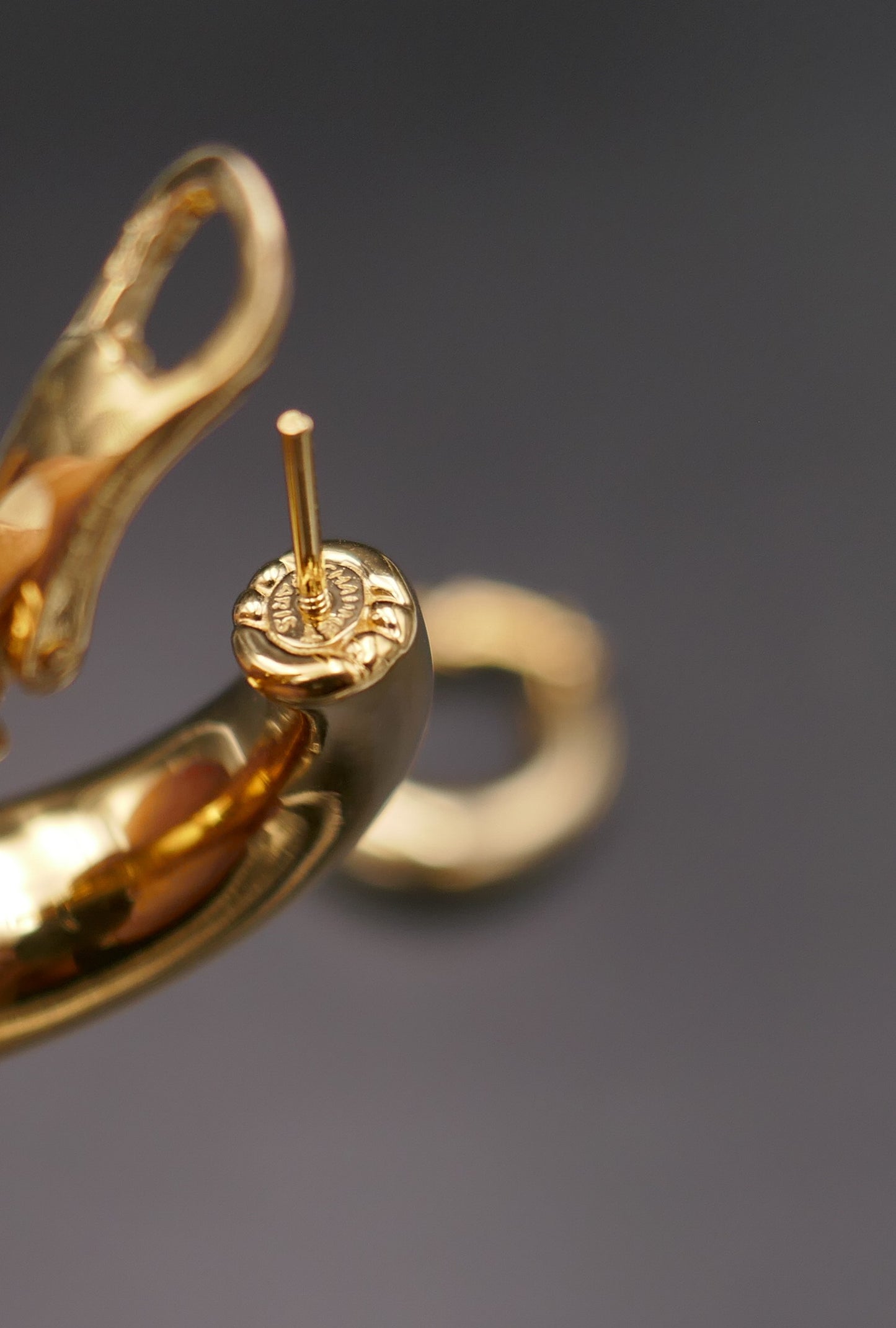 CHAUMET Boucles d'oreilles créoles, collection " Anneau" , or jaune 18 carats.