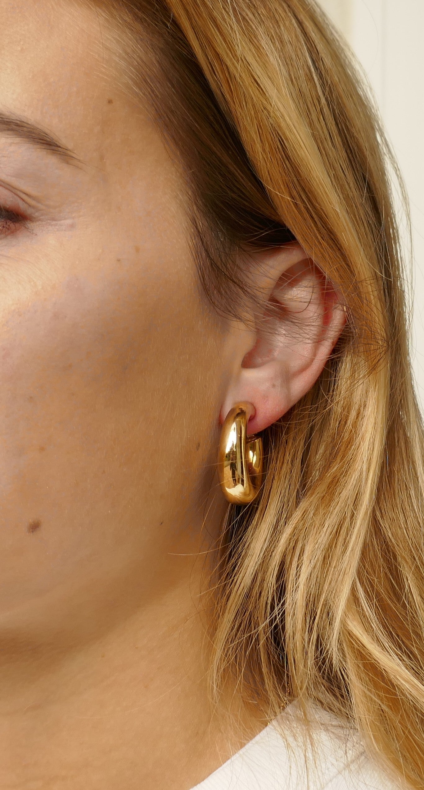 CHAUMET Boucles d'oreilles créoles, collection " Anneau" , or jaune 18 carats.