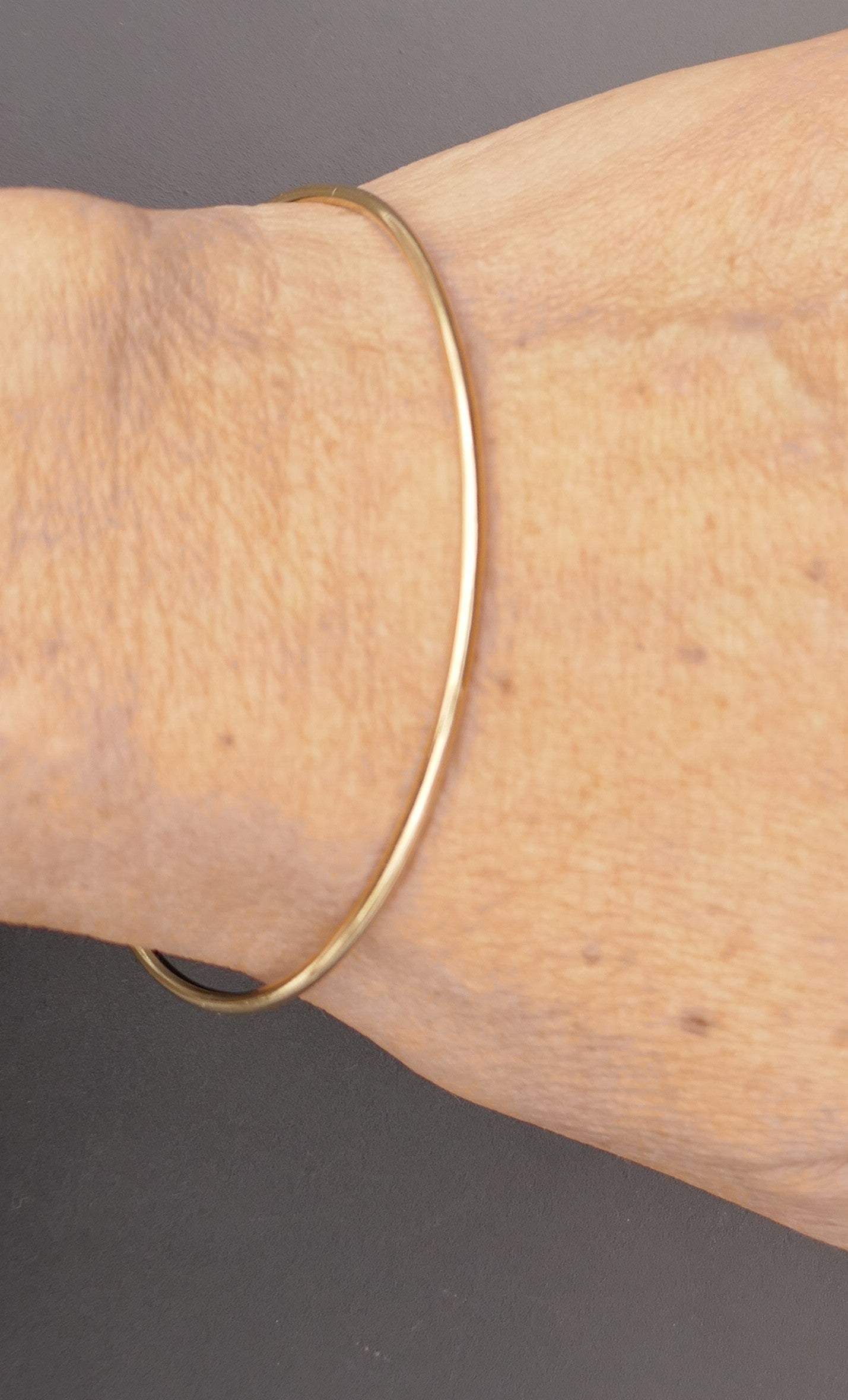 Bracelet jonc rigide, or jaune 18 carats.