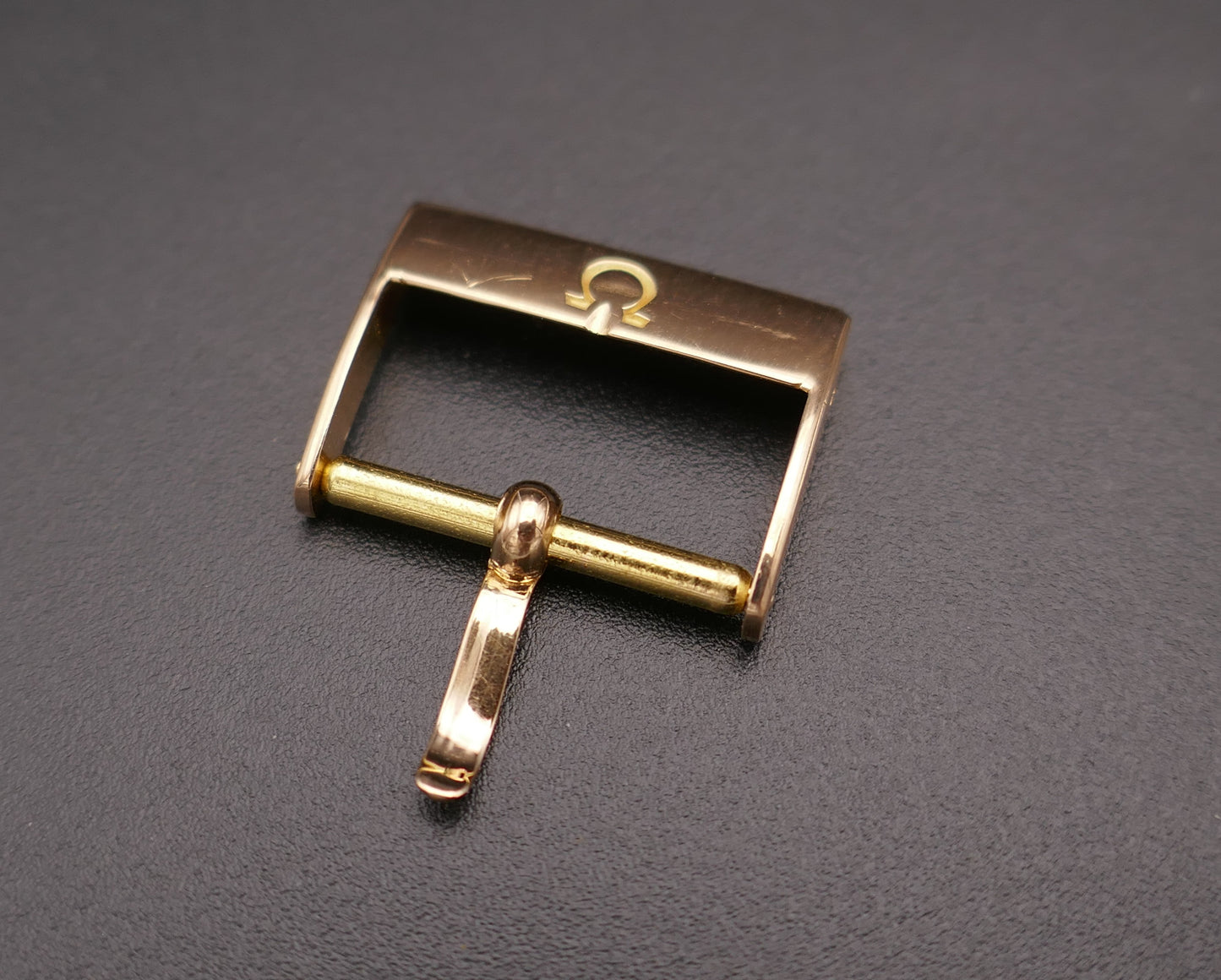 Boucle ardillon OMEGA 16 mm or rose 18 carats.