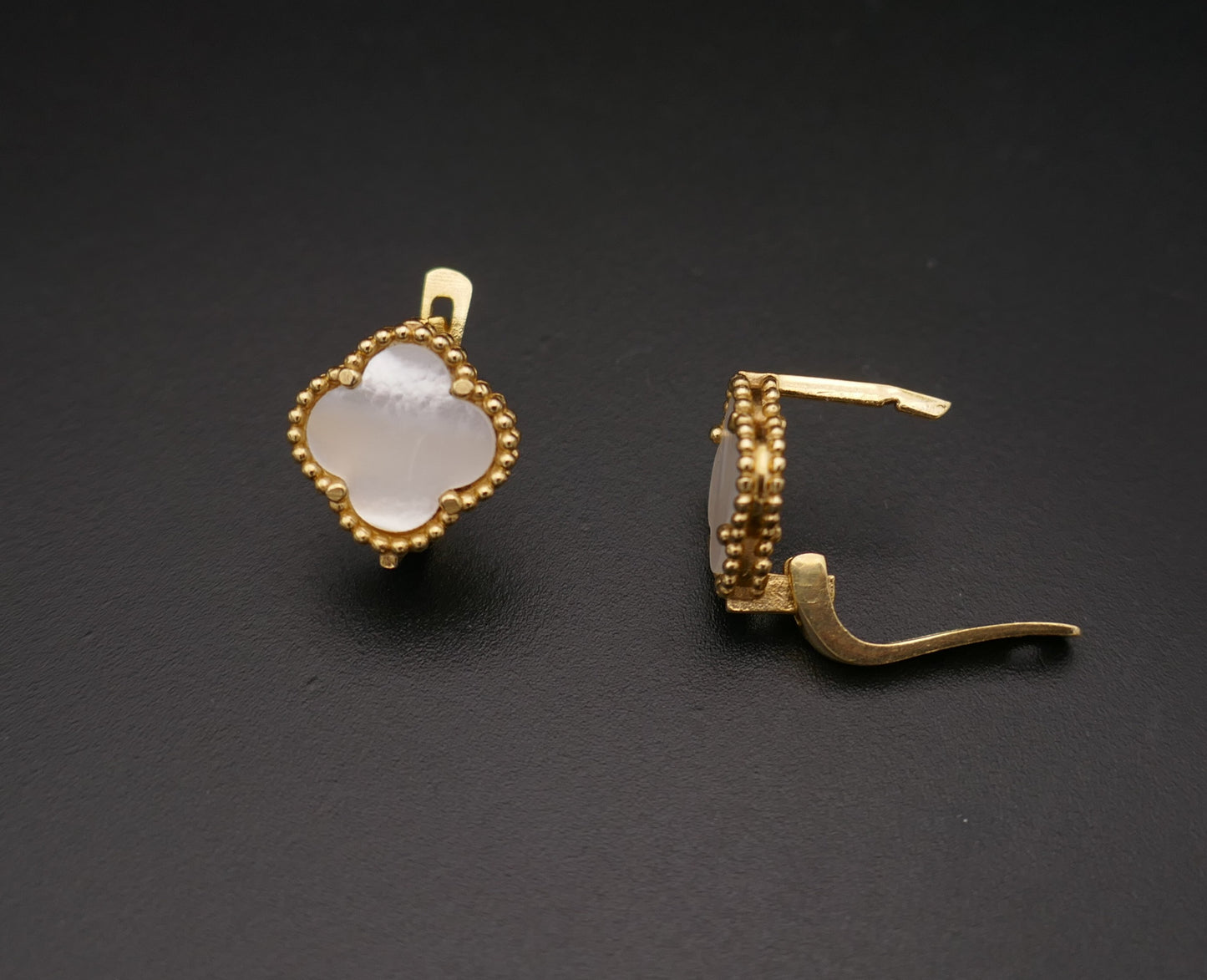 Boucles d'oreilles trèfle serties de nacre, or jaune 18 carats.