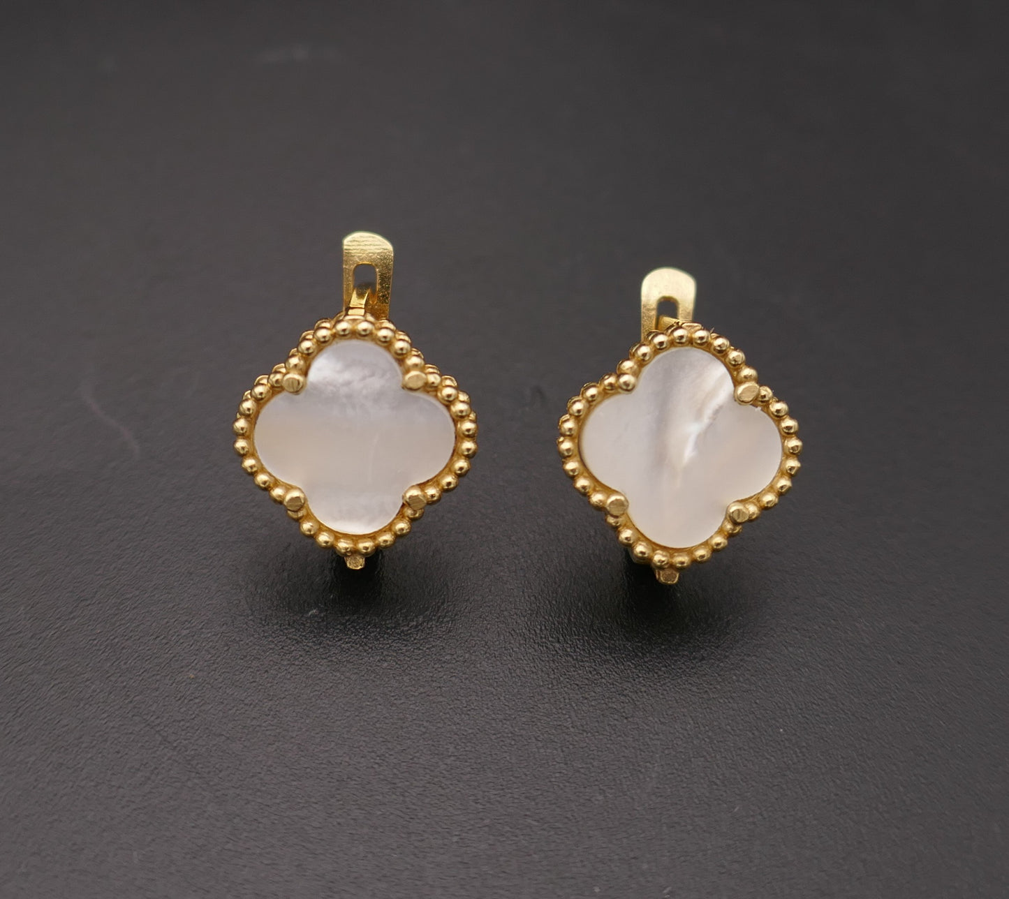 Boucles d'oreilles trèfle serties de nacre, or jaune 18 carats.