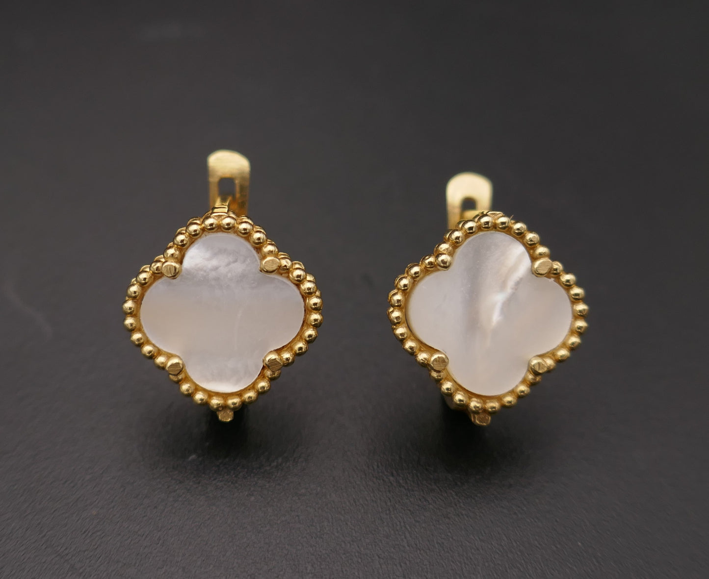 Boucles d'oreilles trèfle serties de nacre, or jaune 18 carats.