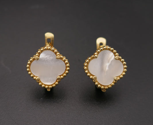 Boucles d'oreilles trèfle serties de nacre, or jaune 18 carats.