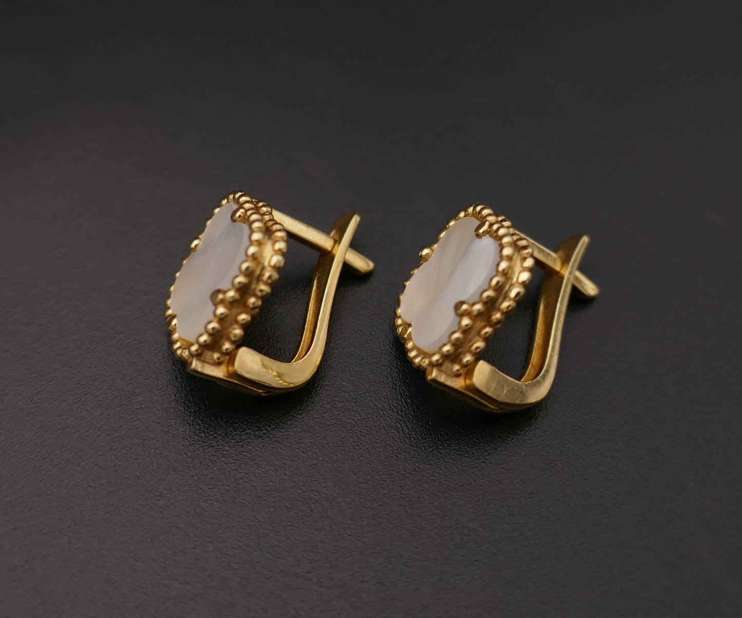 Boucles d'oreilles trèfle serties de nacre, or jaune 18 carats.