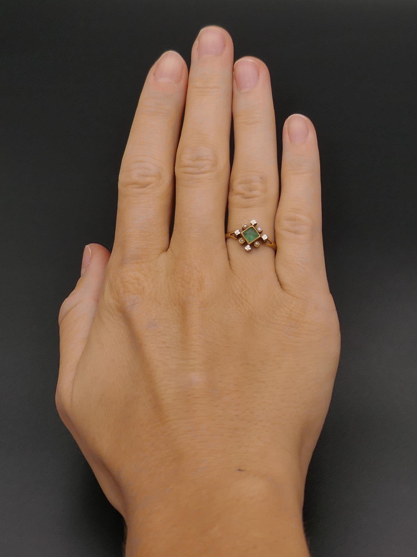 Bague de charme perles fines et pierre verte.