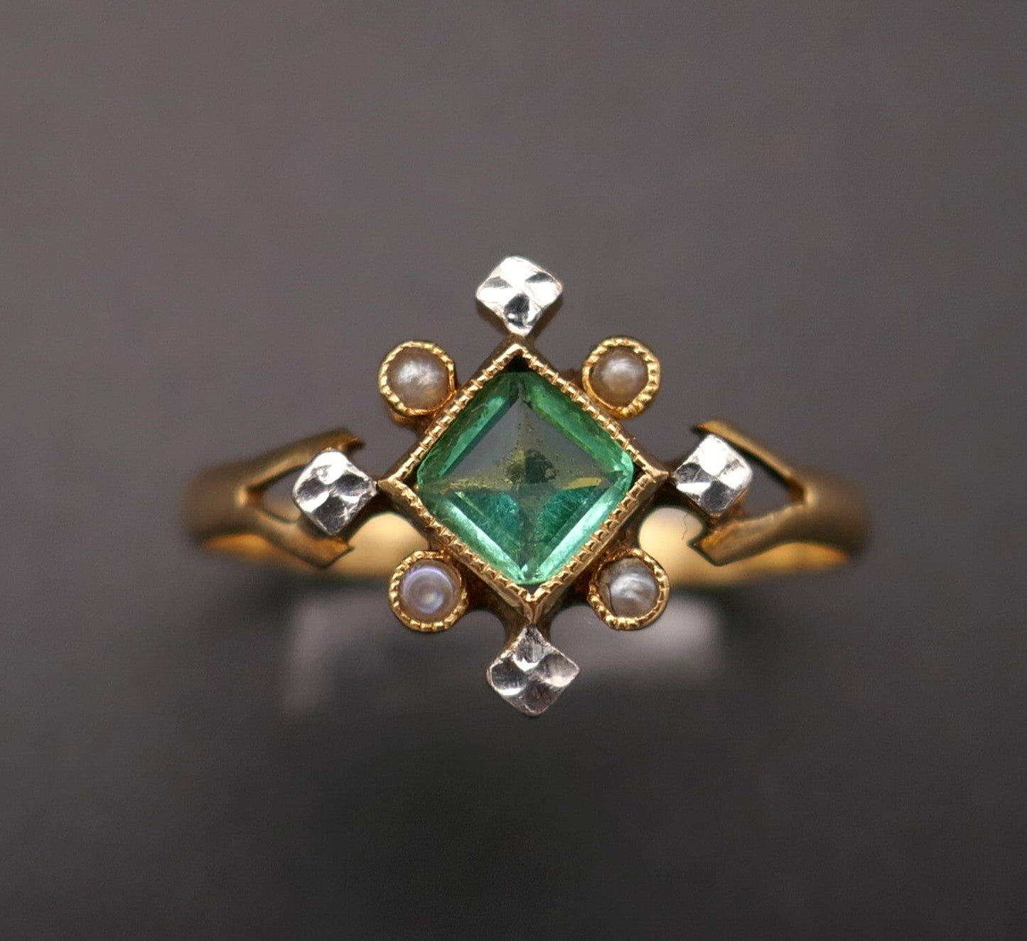Bague de charme perles fines et pierre verte.