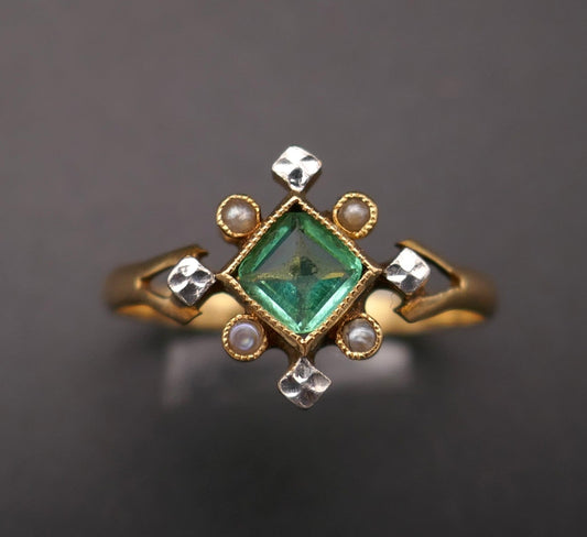 Bague de charme perles fines et pierre verte.