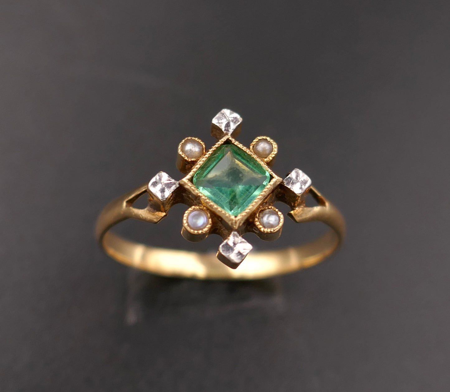 Bague de charme perles fines et pierre verte.