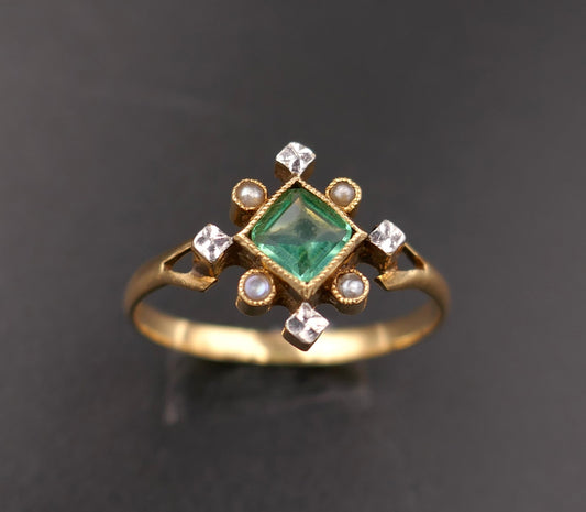 Bague de charme perles fines et pierre verte.