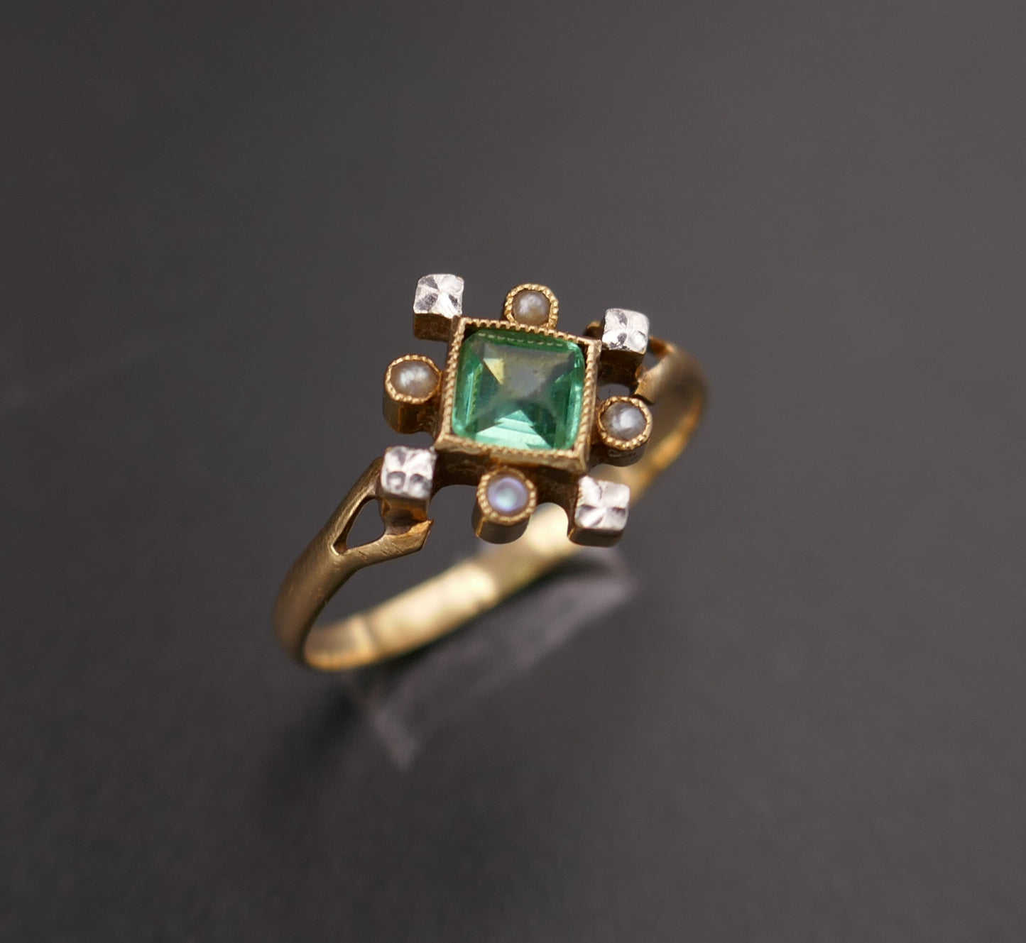 Bague de charme perles fines et pierre verte.