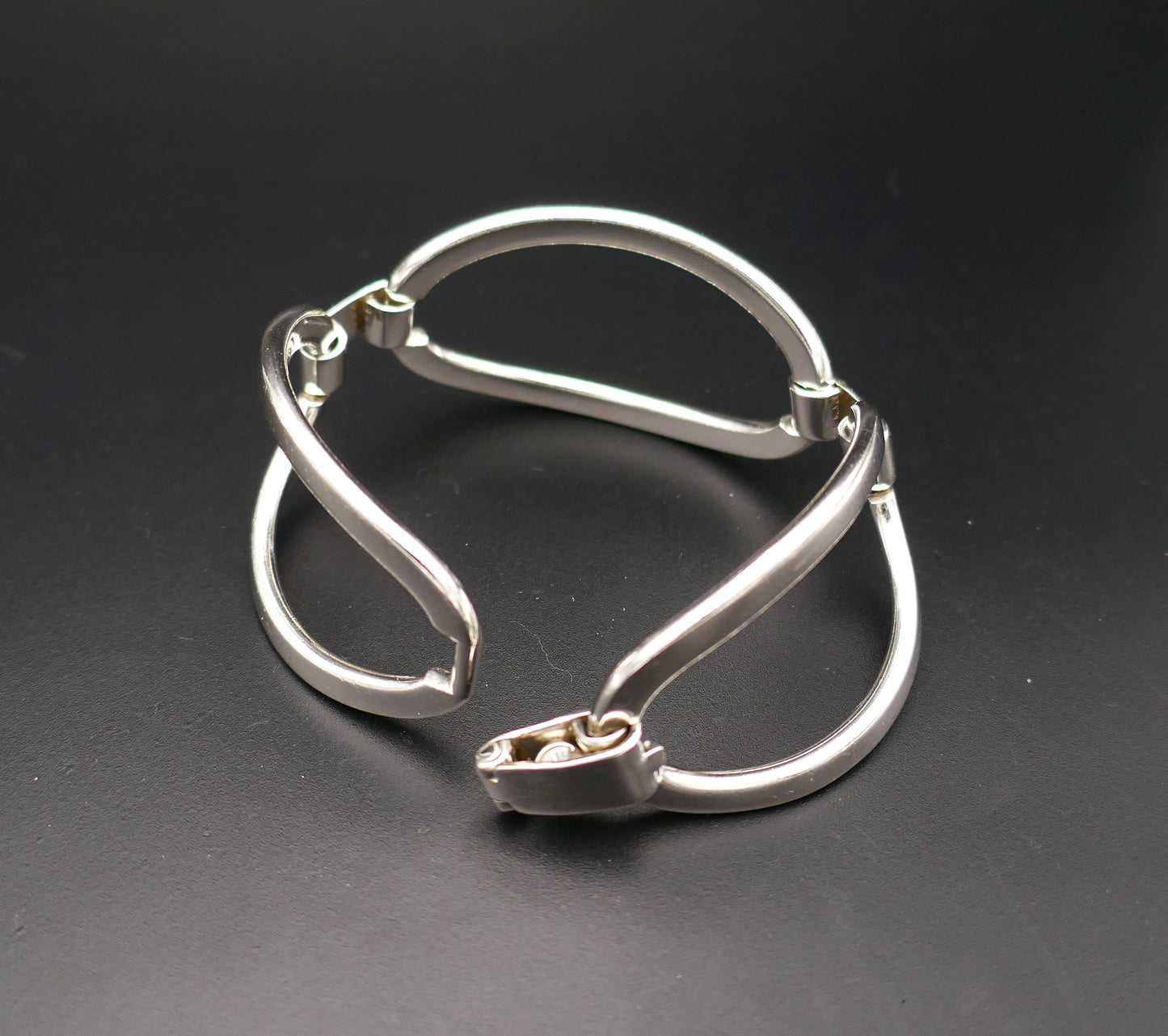 Important Bracelet En Argent, Fermoir invisible.