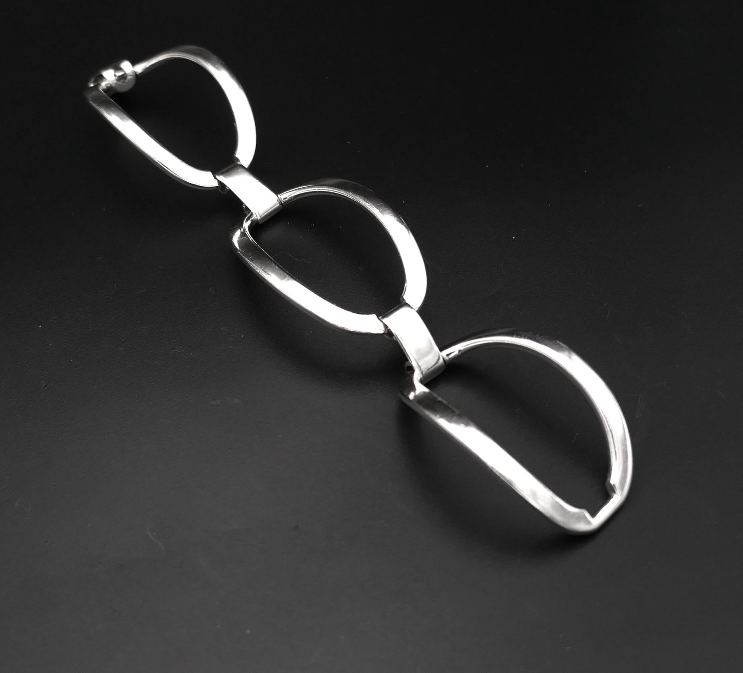 Important Bracelet En Argent, Fermoir invisible.