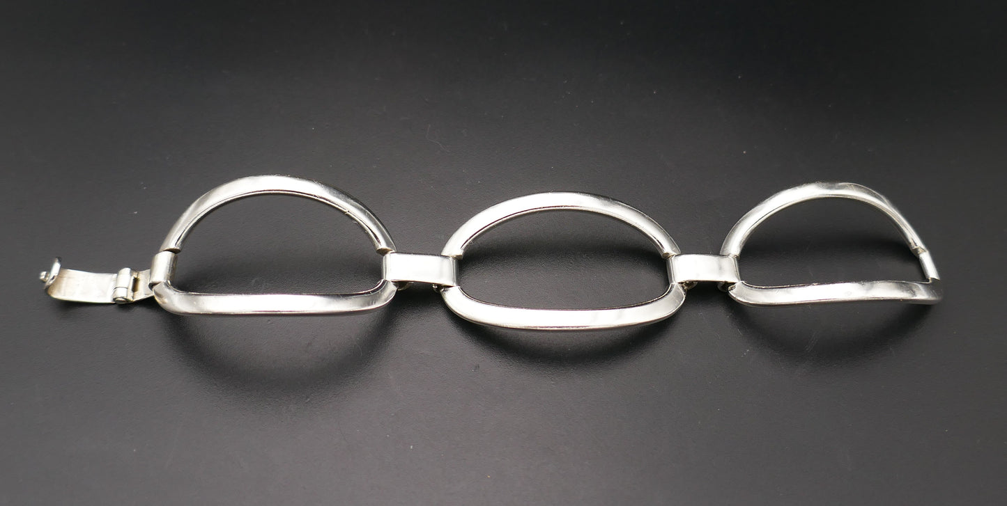 Important Bracelet En Argent, Fermoir invisible.