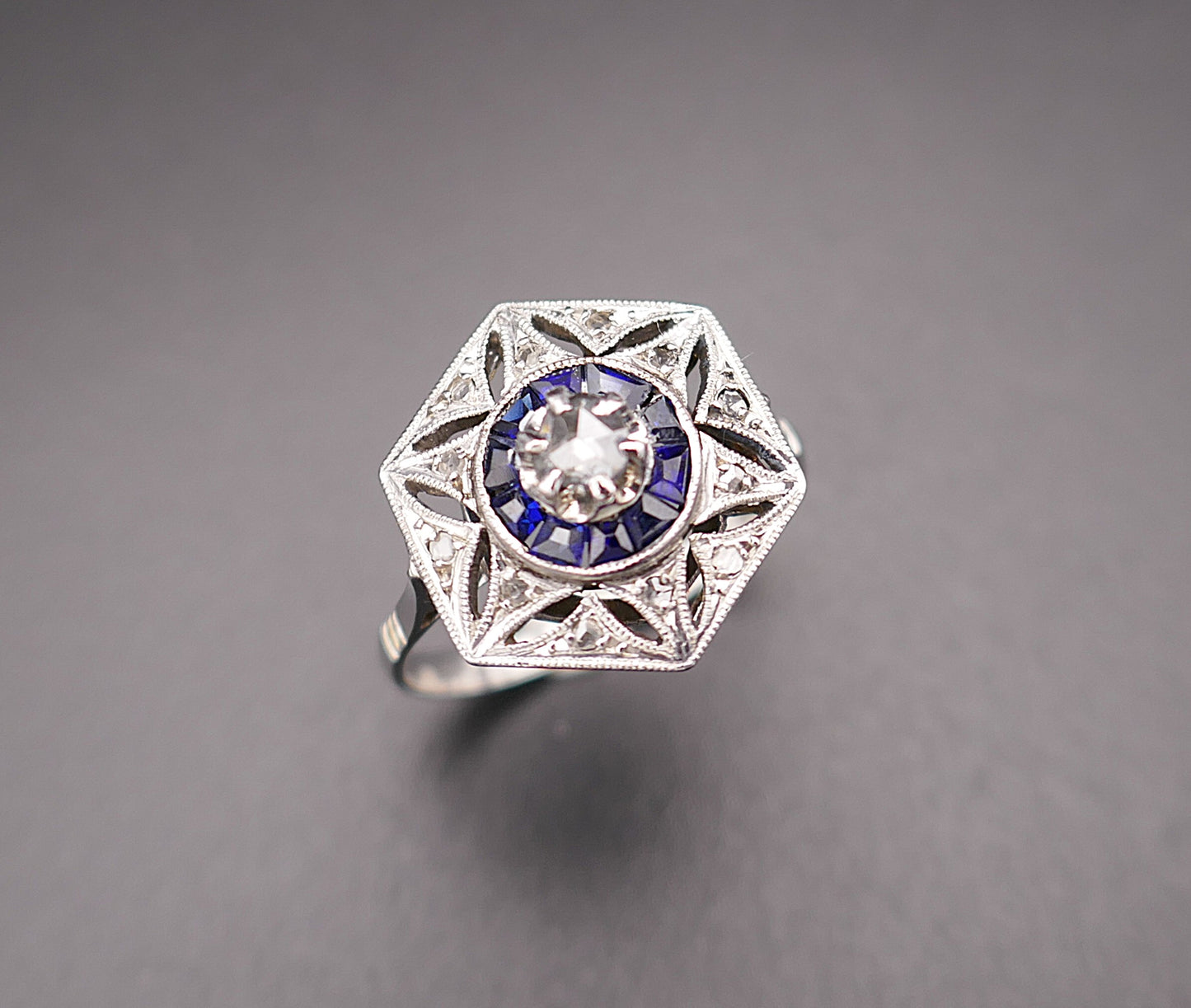 Bague Art Déco Diamants Et Saphirs Calibrés.