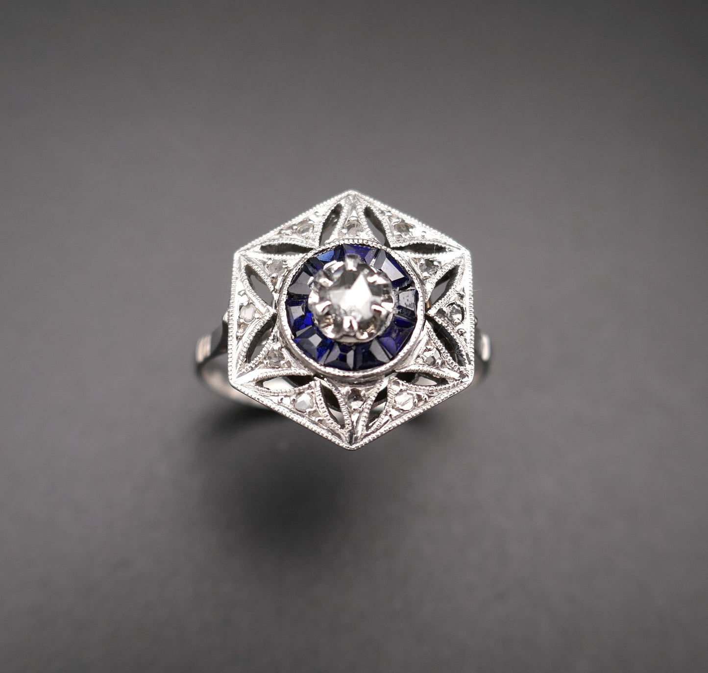 Bague Art Déco Diamants Et Saphirs Calibrés.