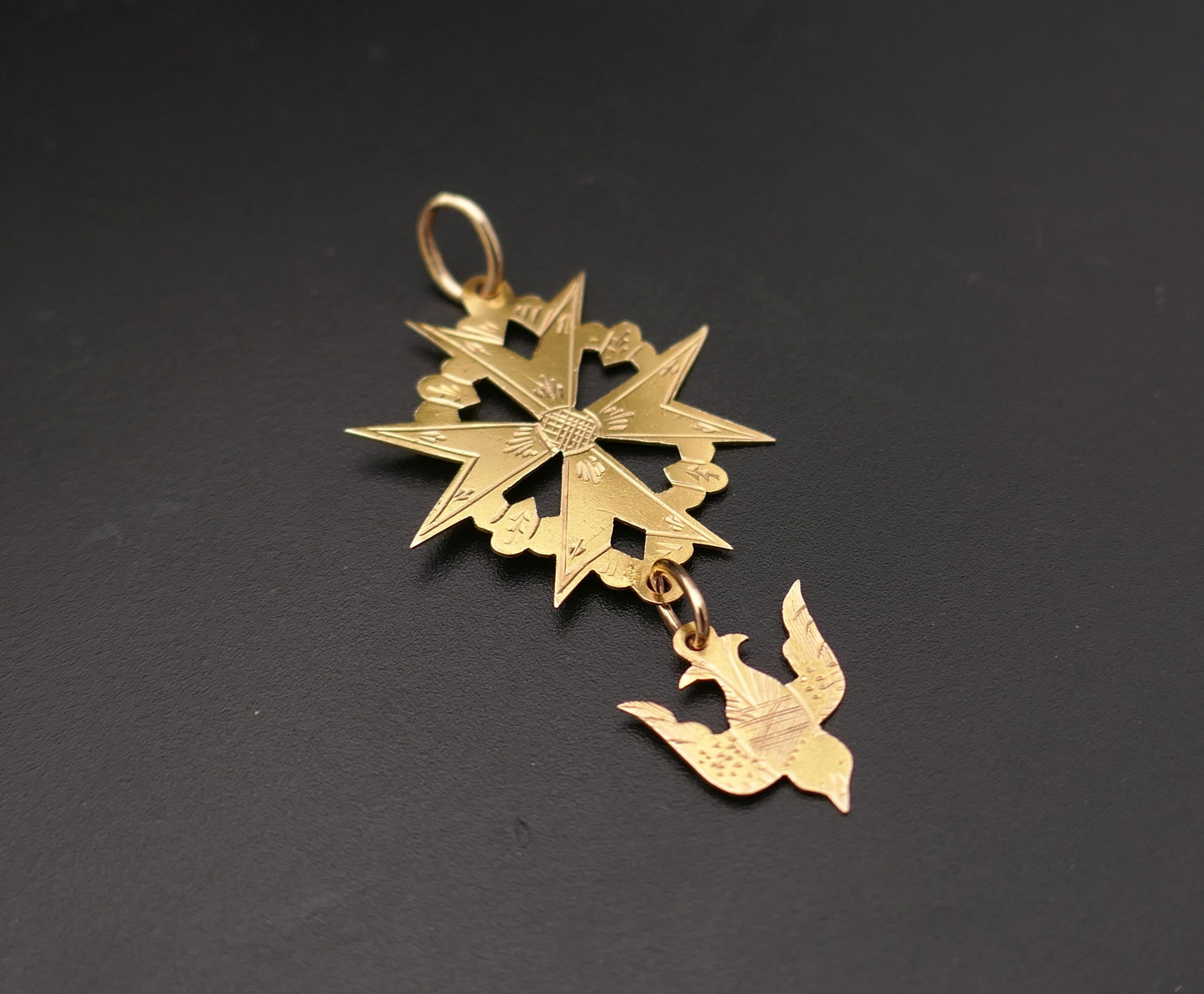 Pendentif grande Croix Huguenote or jaune 18 carats.