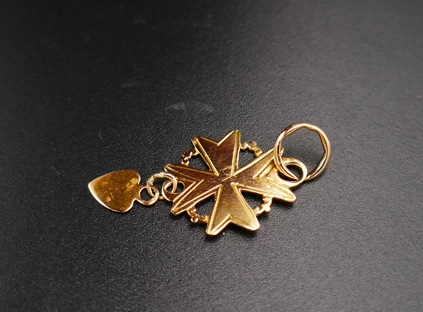 Pendentif Croix Huguenote coeur, or jaune 18 carats.