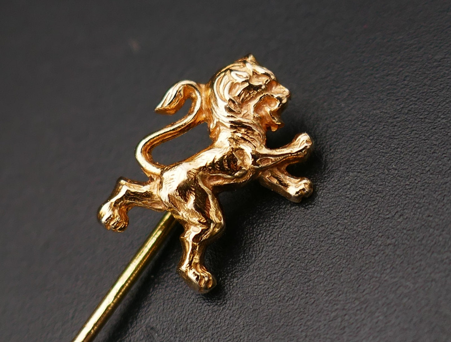 Epingle à cravate lion, or 18 carats.