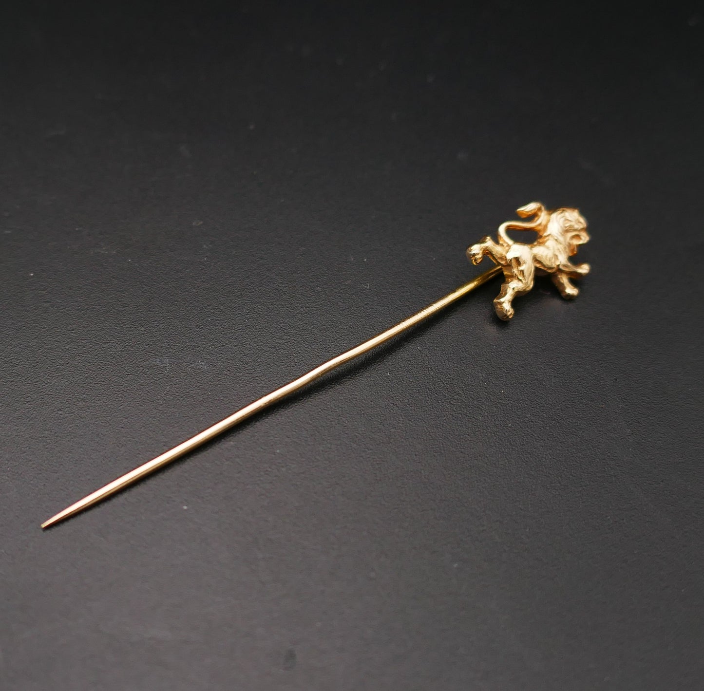 Epingle à cravate lion, or 18 carats.