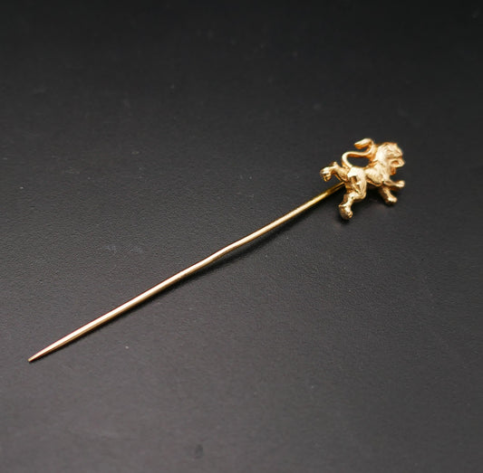 Epingle à cravate lion, or 18 carats.