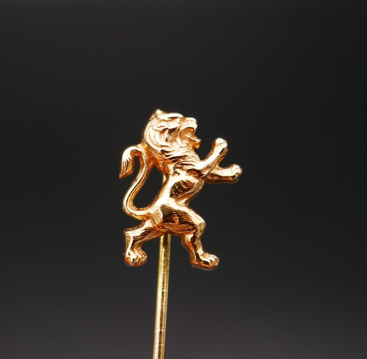 Epingle à cravate lion, or 18 carats.