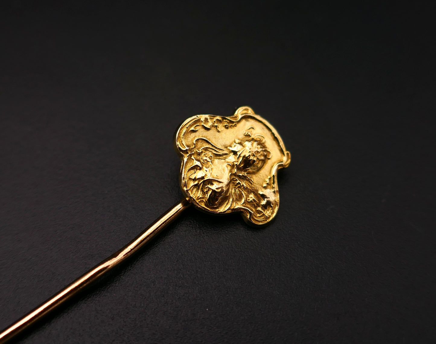 Epingle à cravate, or 18 carats, Art Nouveau.